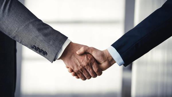 closeup-handshake