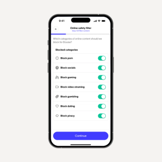 Una pantalla de teléfono inteligente mostrando la configuración de un "filtro de seguridad en línea", con opciones para bloquear contenido como pornografía, redes sociales y juegos, todas actualmente activadas.
