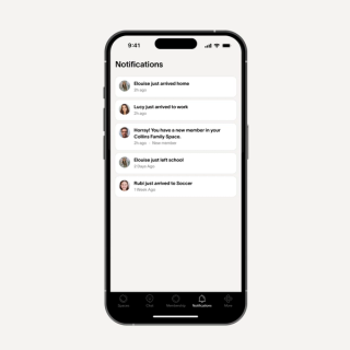 Un teléfono inteligente mostrando la pantalla de notificaciones de una aplicación de seguimiento familiar con actualizaciones sobre las ubicaciones y actividades de las personas.