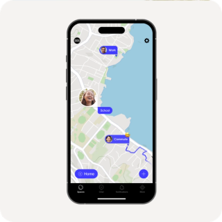 Aplicación de mapas en un teléfono inteligente que muestra ubicaciones como Trabajo, Escuela y Trayecto, con fotos de perfil y una ruta azul.