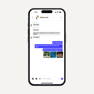 Una mano sostiene un smartphone que muestra el logotipo de la aplicación SPACETALK rodeado por una disposición circular de pequeñas imágenes.