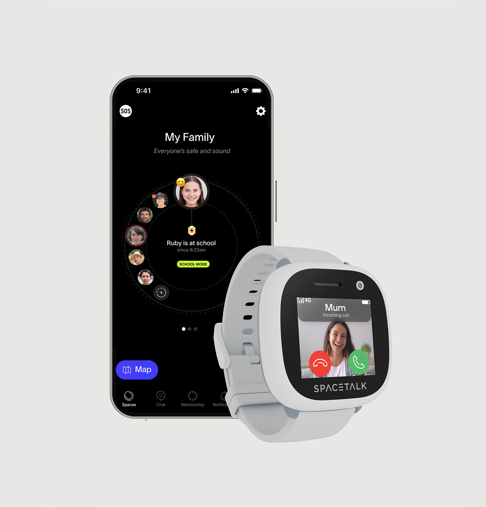 Un teléfono inteligente mostrando una aplicación de seguimiento familiar, un reloj inteligente para niños Spacetalk de color gris claro y una tarjeta SIM.