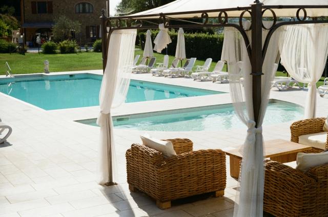 Piscina con gazebo e ombrelloni nel parco