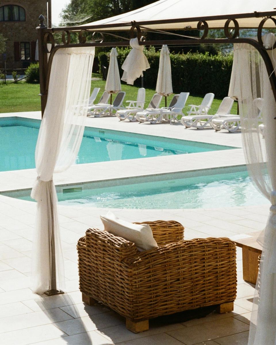 Piscina con gazebo e ombrelloni nel parco