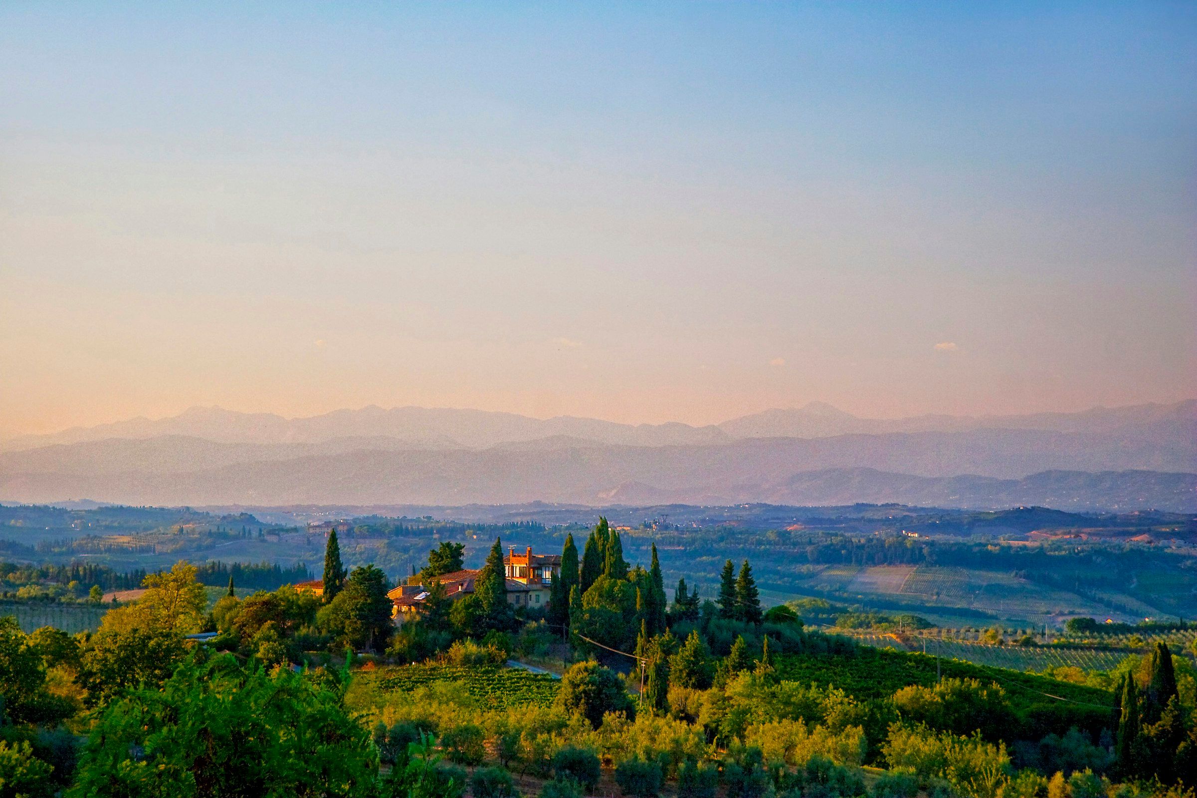 La villa merlata al tramonto sulle colline