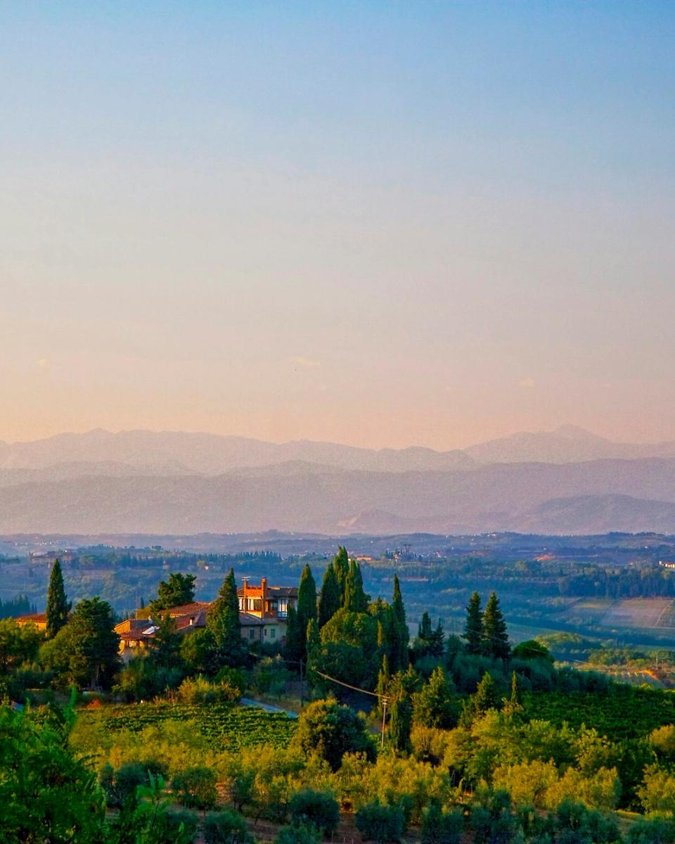 La villa merlata al tramonto sulle colline