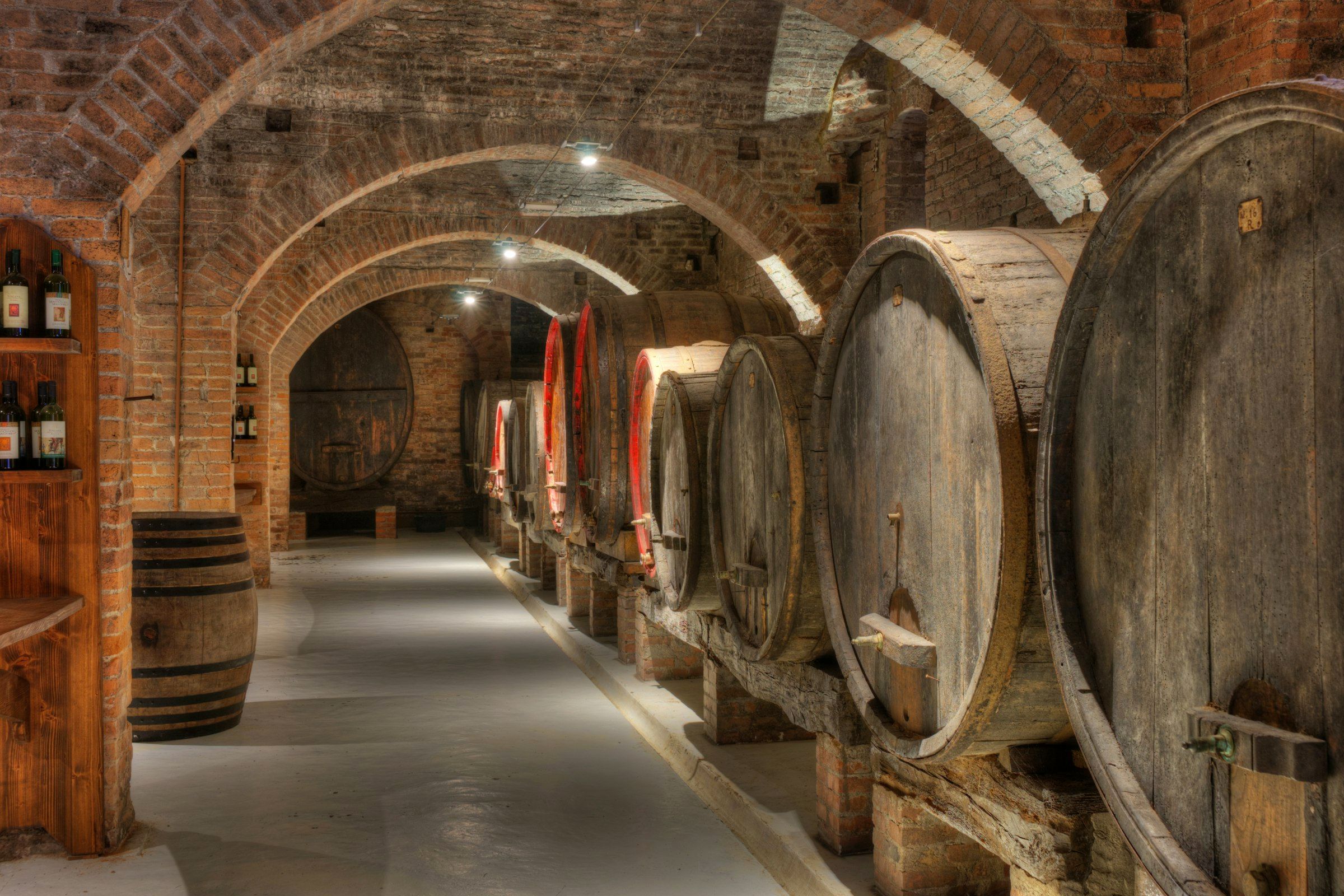 Sala con grandi finestre ad arco affacciate sul verde