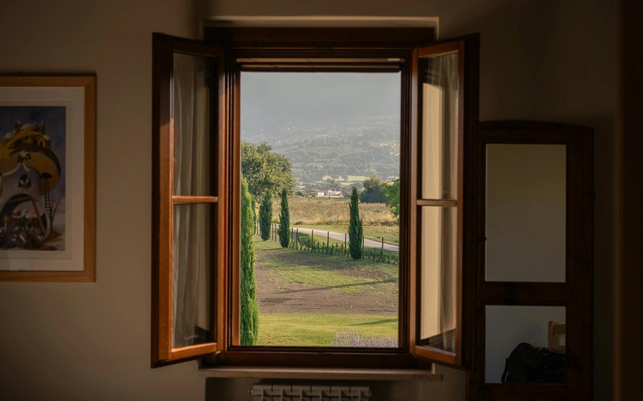 Camera matrimoniale con travi a vista e toni caldi