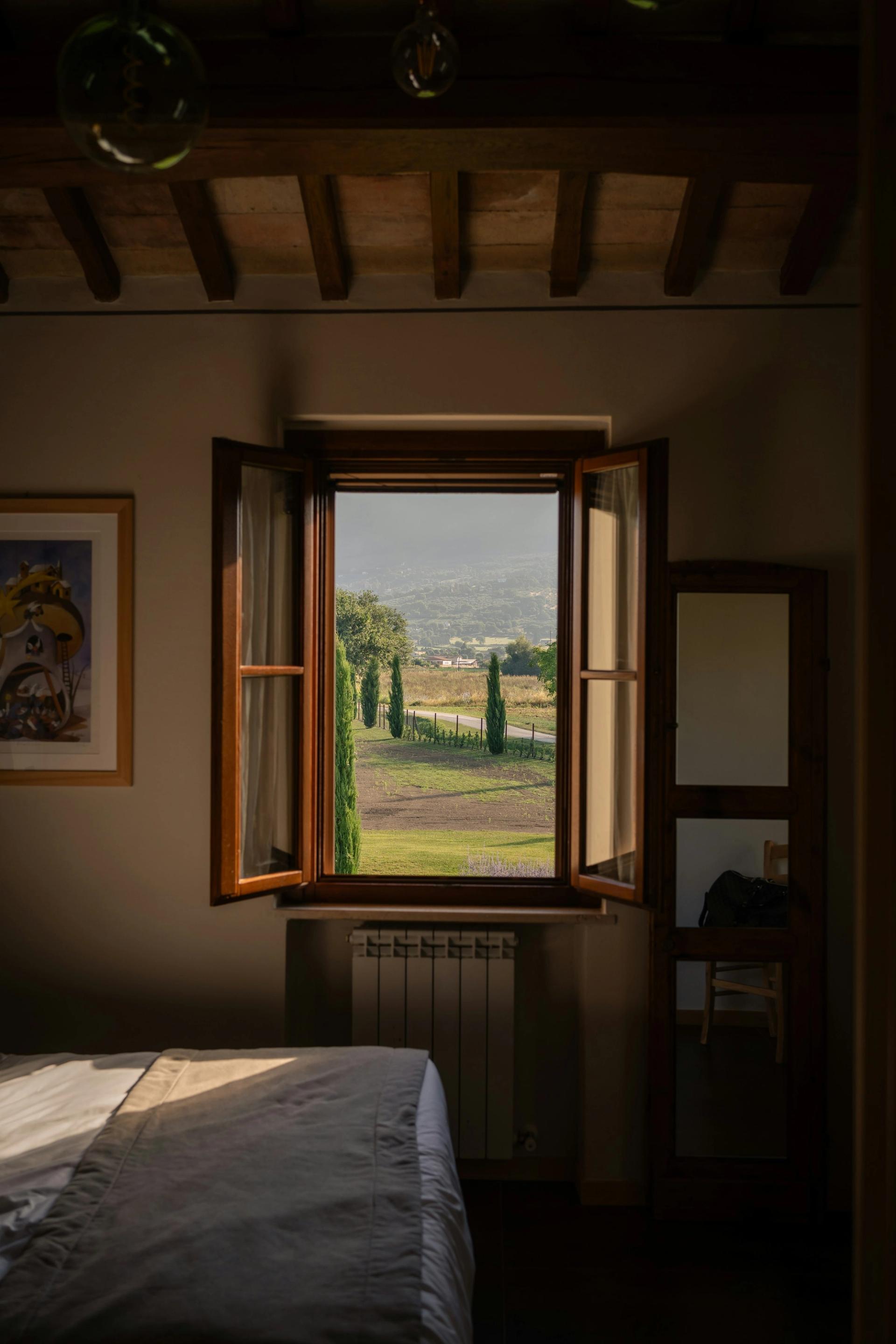 Camera matrimoniale con travi a vista e toni caldi