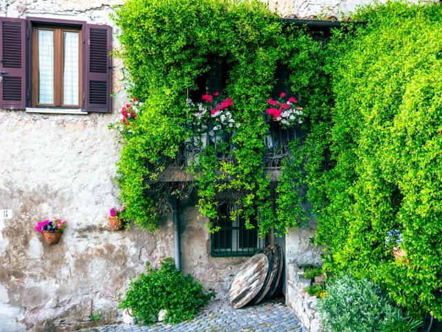 Arco in pietra che apre sul giardino