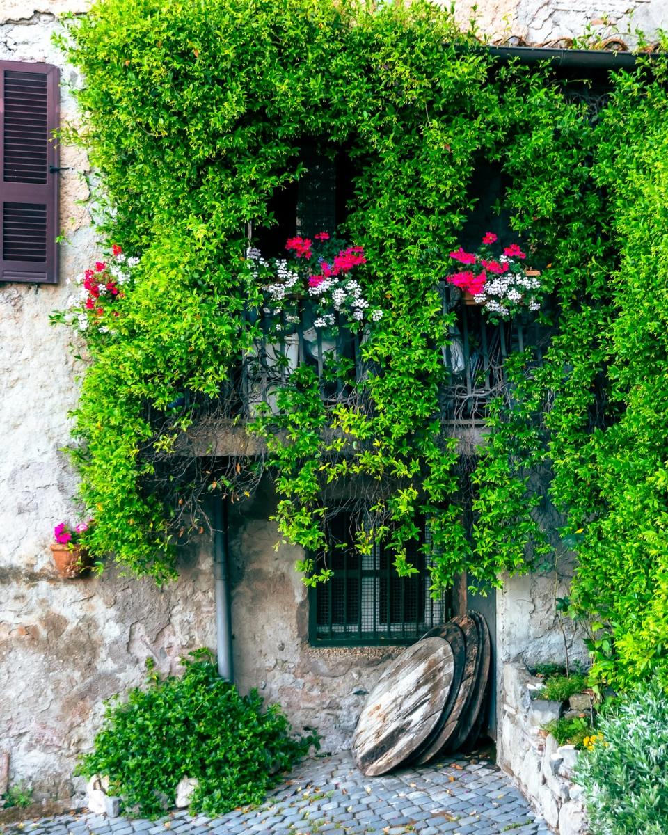 Arco in pietra che apre sul giardino