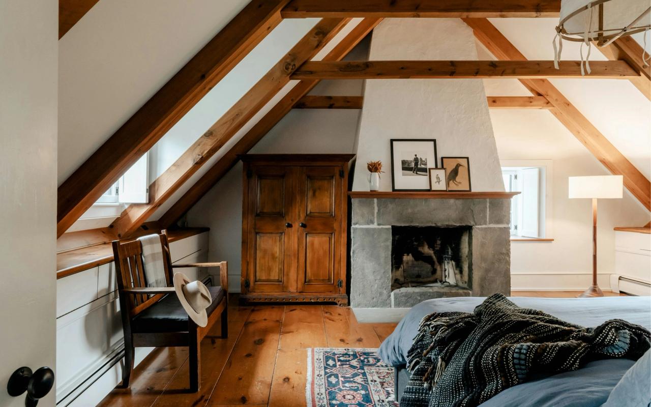 Suite con soffitto a capriate e pareti affrescate