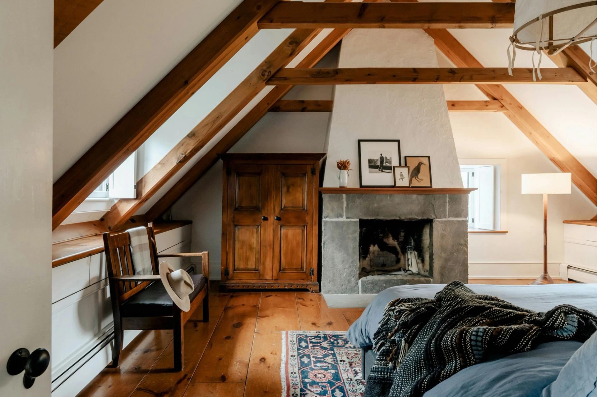 Suite con soffitto a capriate e pareti affrescate