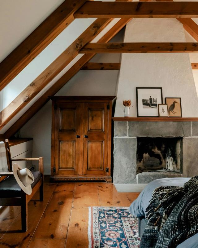 Suite con soffitto a capriate e pareti affrescate