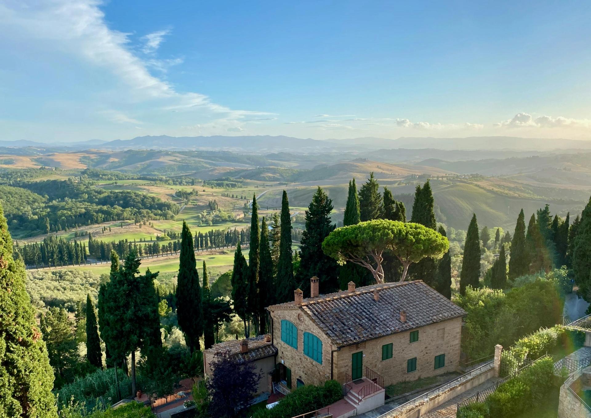 Il borgo in collina visto tra i cipressi