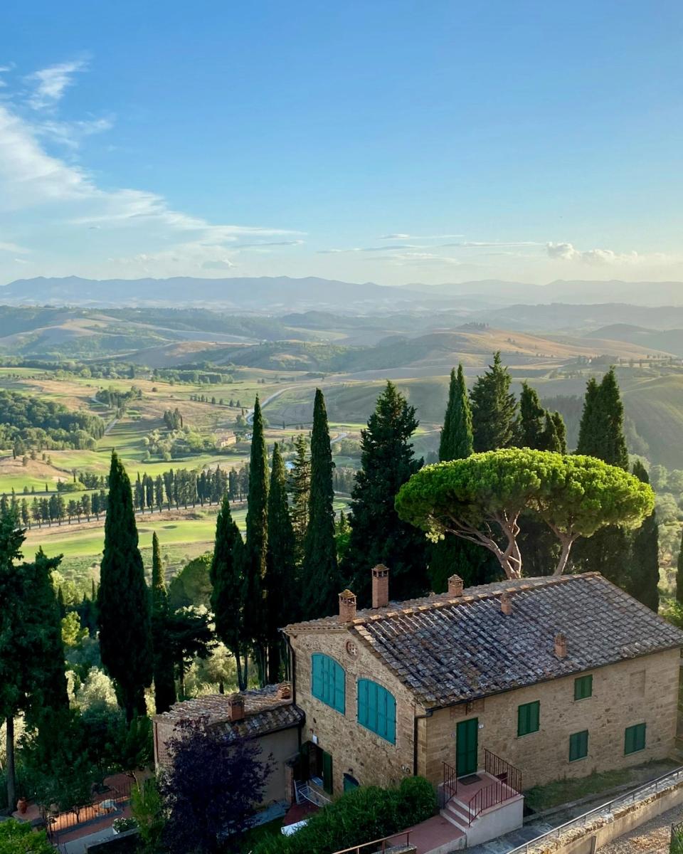 Il borgo in collina visto tra i cipressi
