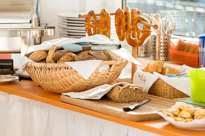 Frühstücksbuffet mit Brötchen, Brezeln und Croissants im Hotel AVIVA by APOLONIA Karlsruhe