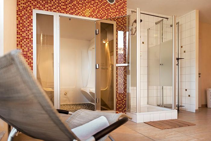 Dampfbad und Dusche im Wellnessbereich des Hotel AVIVA by APOLONIA Karlsruhe