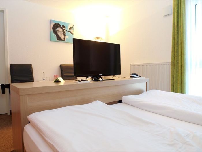 Doppelzimmer Minibar Hotel AVIVA by APOLONIA Karlsruhe