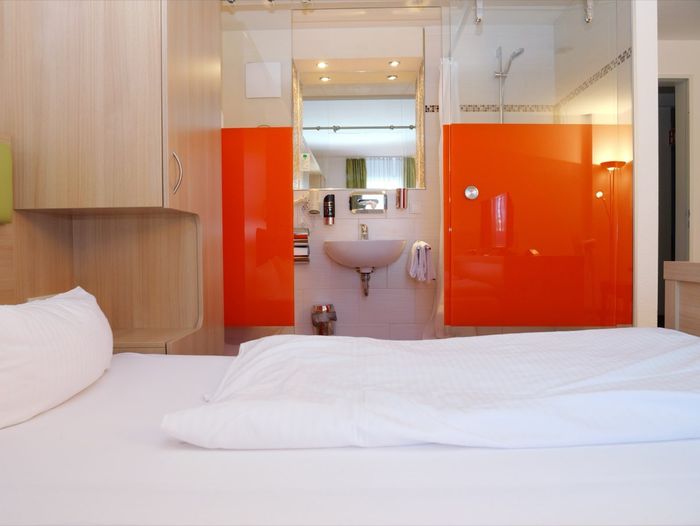 Doppelzimmer Dusche Hotel AVIVA by APOLONIA Karlsruhe