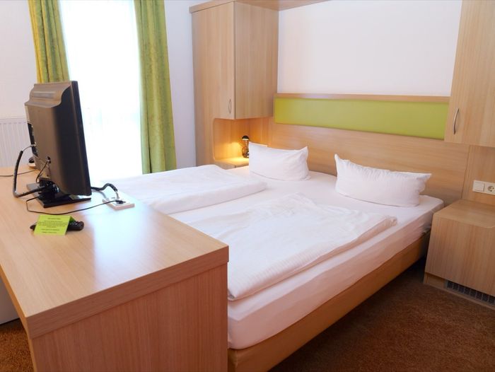 Doppelzimmer Kleiderschrank Hotel AVIVA by APOLONIA