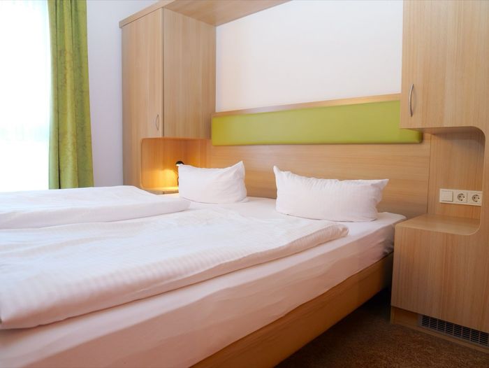Doppelzimmer Fensterbereich Hotel AVIVA by APOLONIA