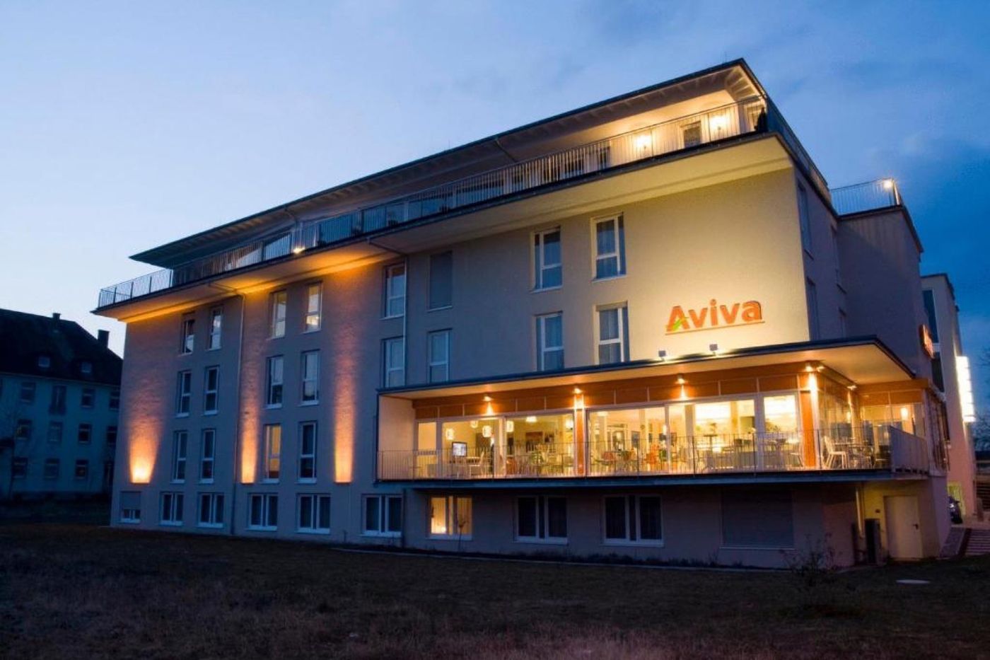 Außenansicht des Hotel AVIVA by APOLONIA in Karlsruhe bei Abenddämmerung