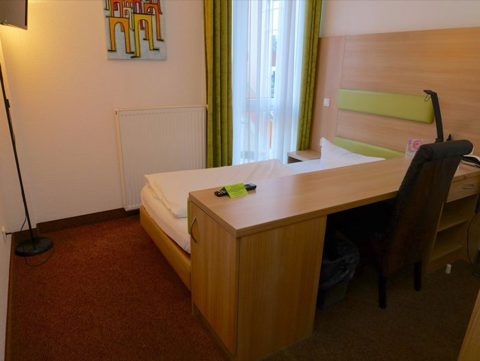 Einzelzimmer Bett Hotel AVIVA by APOLONIA Karlsruhe