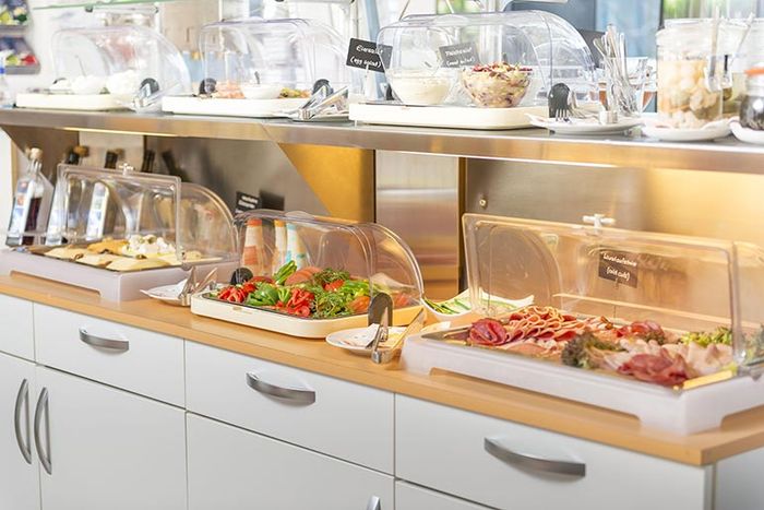 Buffet mit Aufschnitt, Käse und Salaten im Hotel AVIVA by APOLONIA Karlsruhe