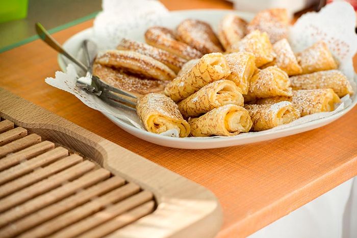 Frisch zubereitete Crêpes am Frühstücksbuffet des Hotel AVIVA by APOLONIA