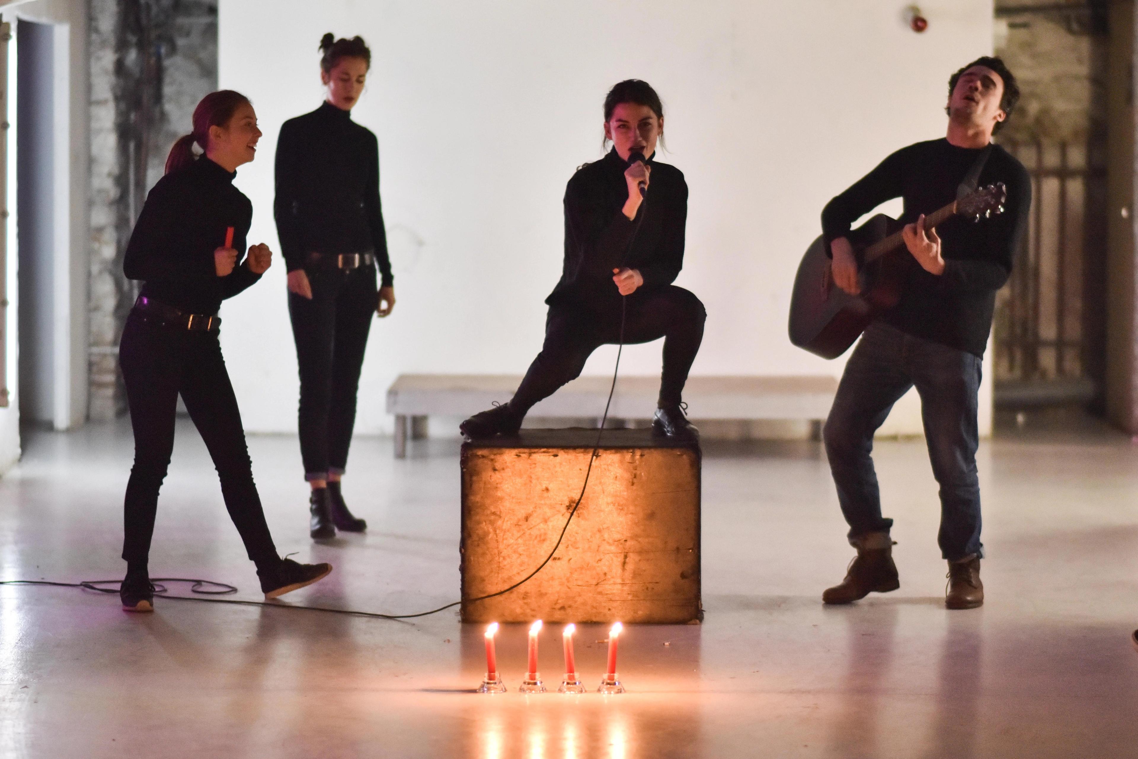 Une de la compagnie Les Barbares