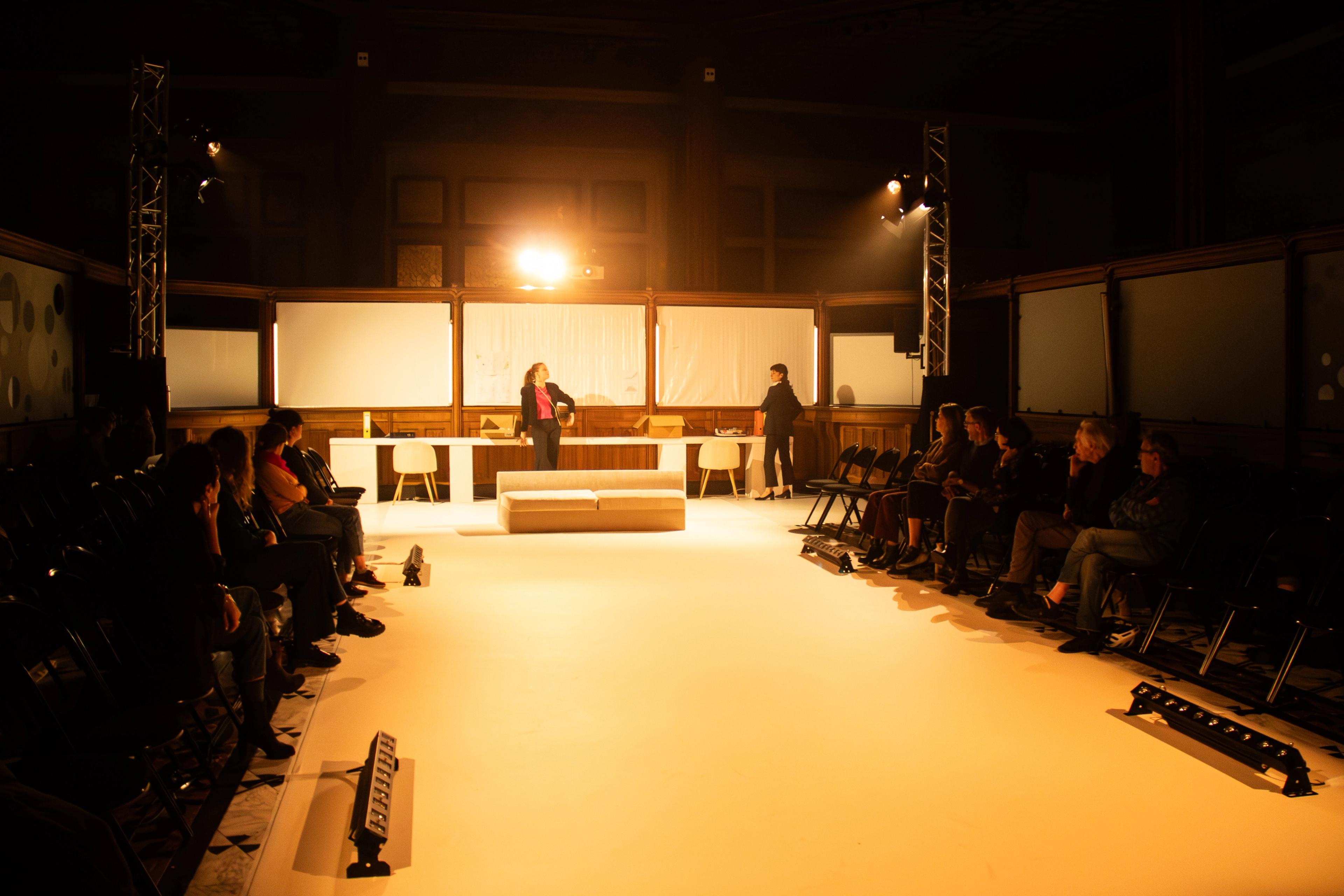 Une de la compagnie Les Barbares