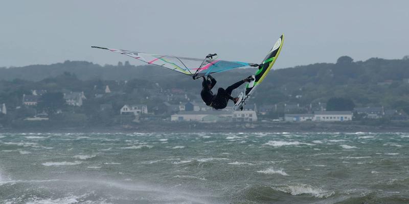 Réparation de planches de wakeboard : impacts, inserts et réparations structurelles