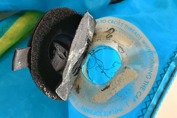 Image mise en avant - Réparations d'urgence en kitesurf : que faire sur le spot - Guide de survie