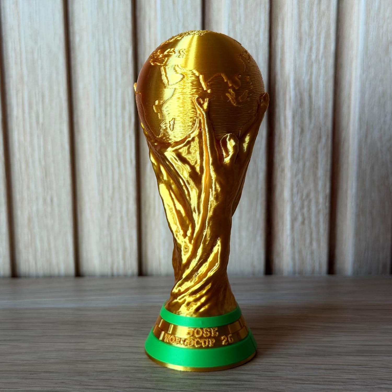 Trofeo de fútbol dorado personalizado con base verde y texto en la base