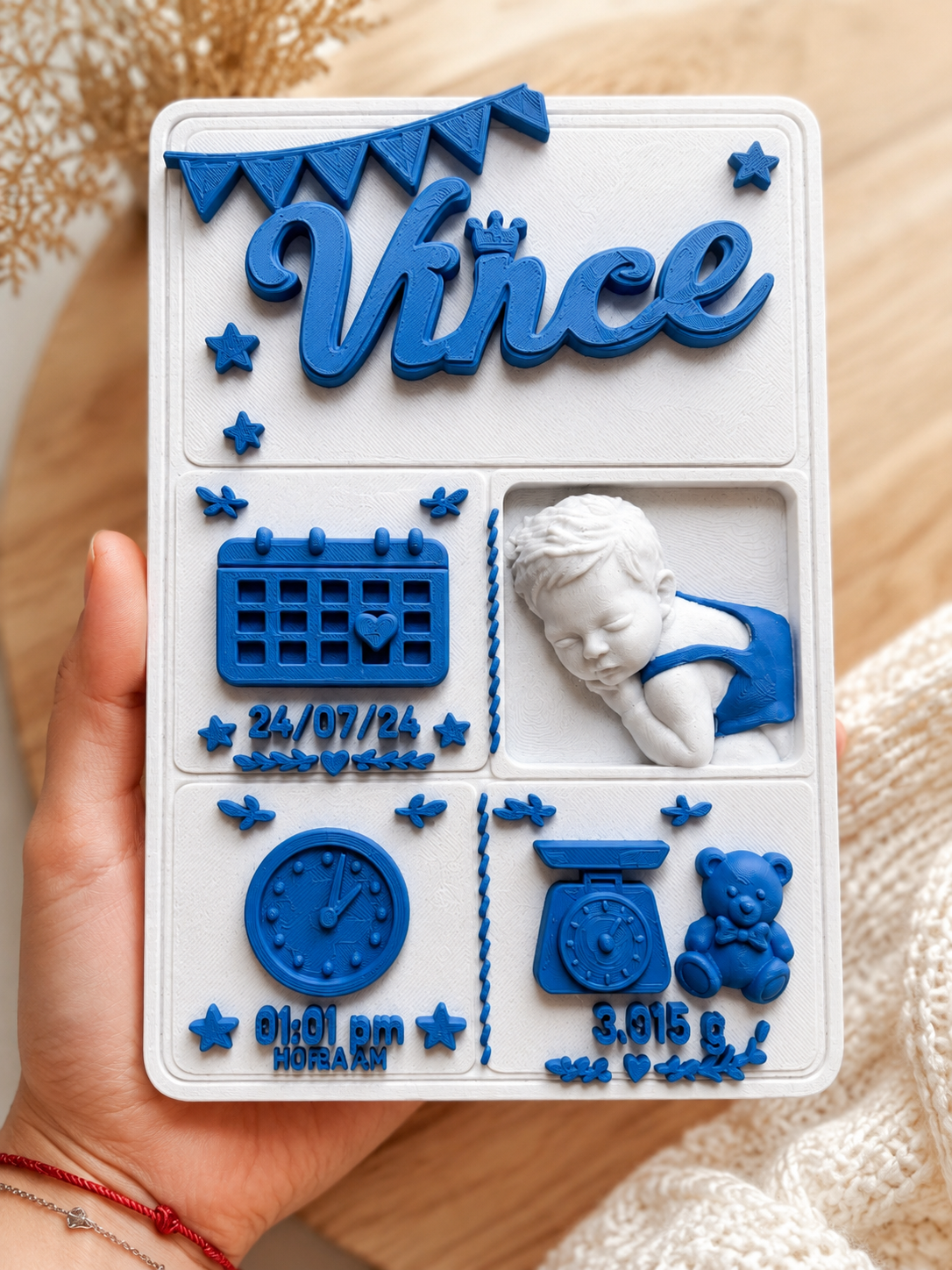 Placa natalicia personalizada en 3D con los datos más importantes del nacimiento del bebé: nombre, fecha, hora, peso y ciudad. Un recuerdo único, decorativo y emotivo para habitación infantil, regalo de nacimiento, bautizo o primer cumpleaños.