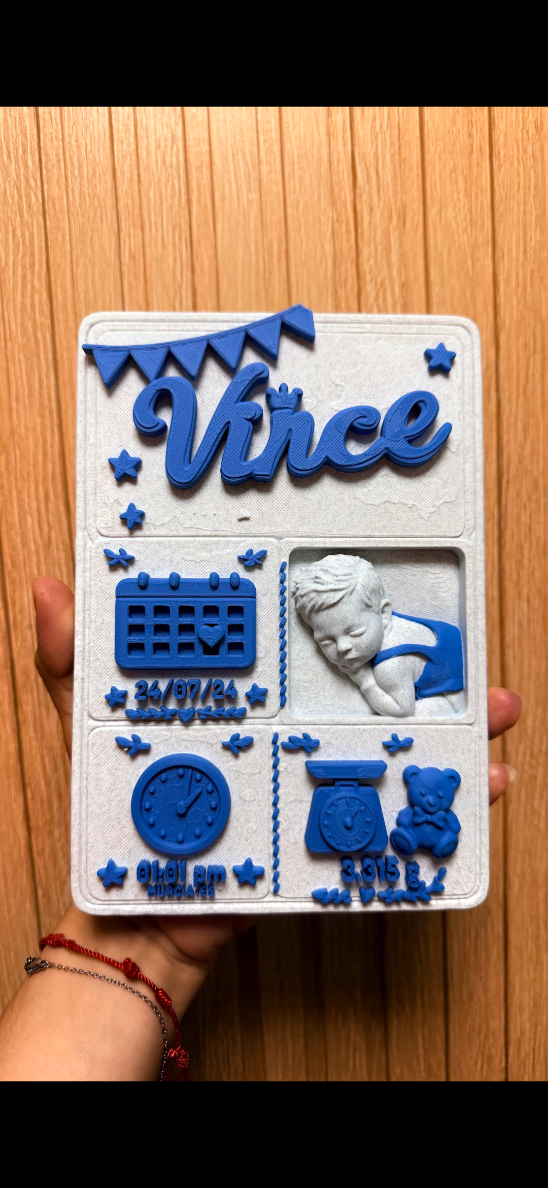 Letrero navideño 3D personalizado con los detalles más importantes del nacimiento del bebé: nombre, fecha, hora, peso y ciudad. Un recuerdo único, decorativo y emotivo para la habitación infantil. Regalo ideal.