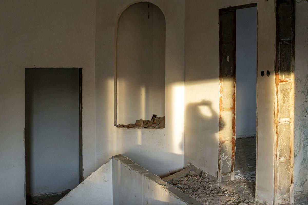 Habitación vacía y luminosa en proceso de renovación.