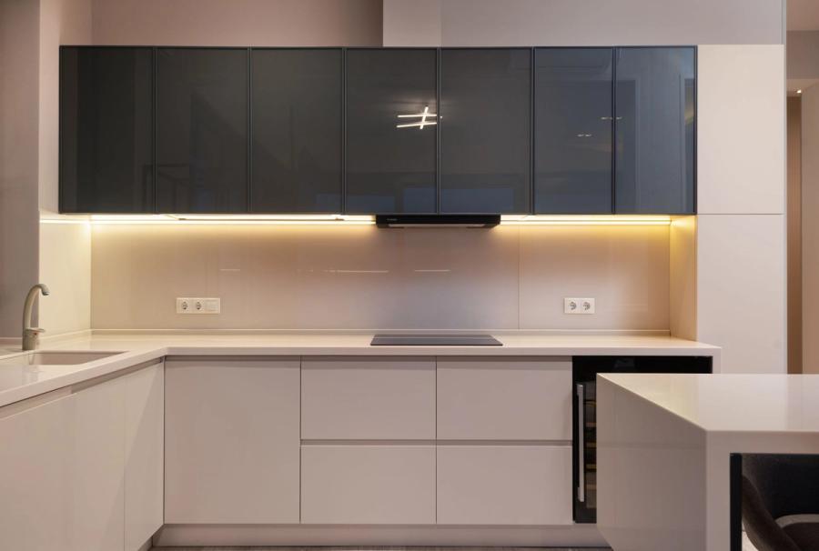Interior de cocina moderna, elegante y minimalista, con un diseño limpio y electrodomésticos integrados.