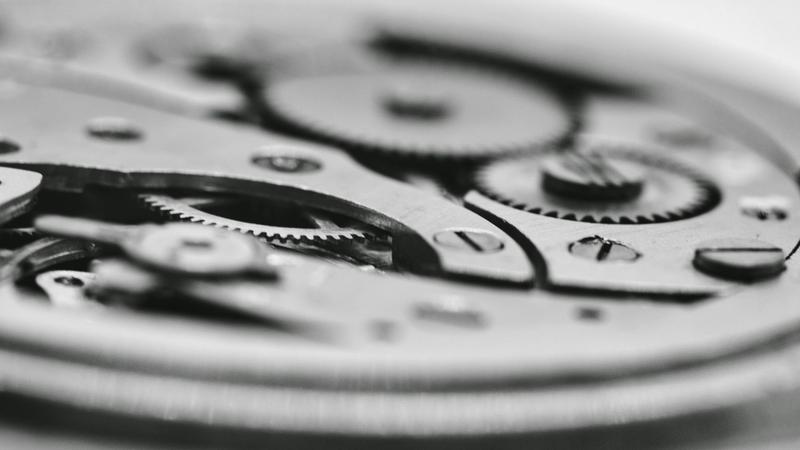 Offenes mechanisches Uhrwerk ohne Zifferblatt als Sinnbild für Software ohne Oberfläche