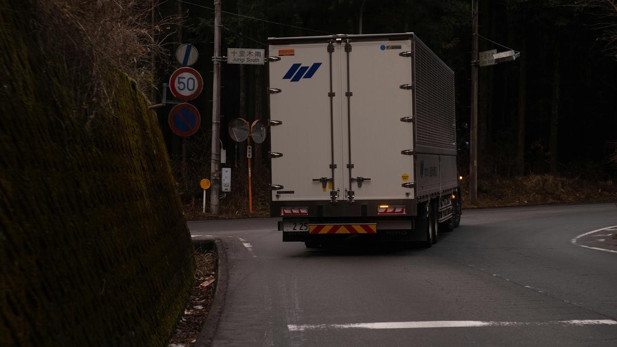 Großer Lkw auf schmaler kurviger Straße als Bild dafür, wie Sie KI-Kosten senken durch die richtige Modellwahl