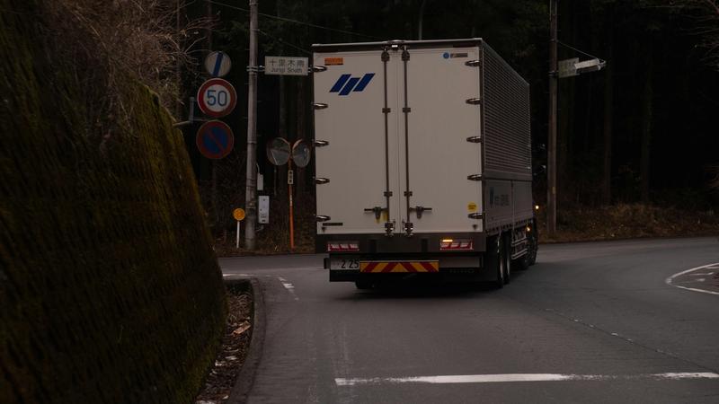Großer Lkw auf schmaler kurviger Straße als Bild dafür, wie Sie KI-Kosten senken durch die richtige Modellwahl