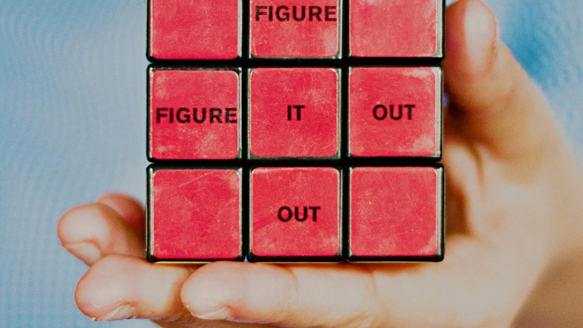 KI-Frameworks für den Mittelstand, Rubik's Cube mit der Aufschrift Figure it out als Symbol für strategische Orientierung