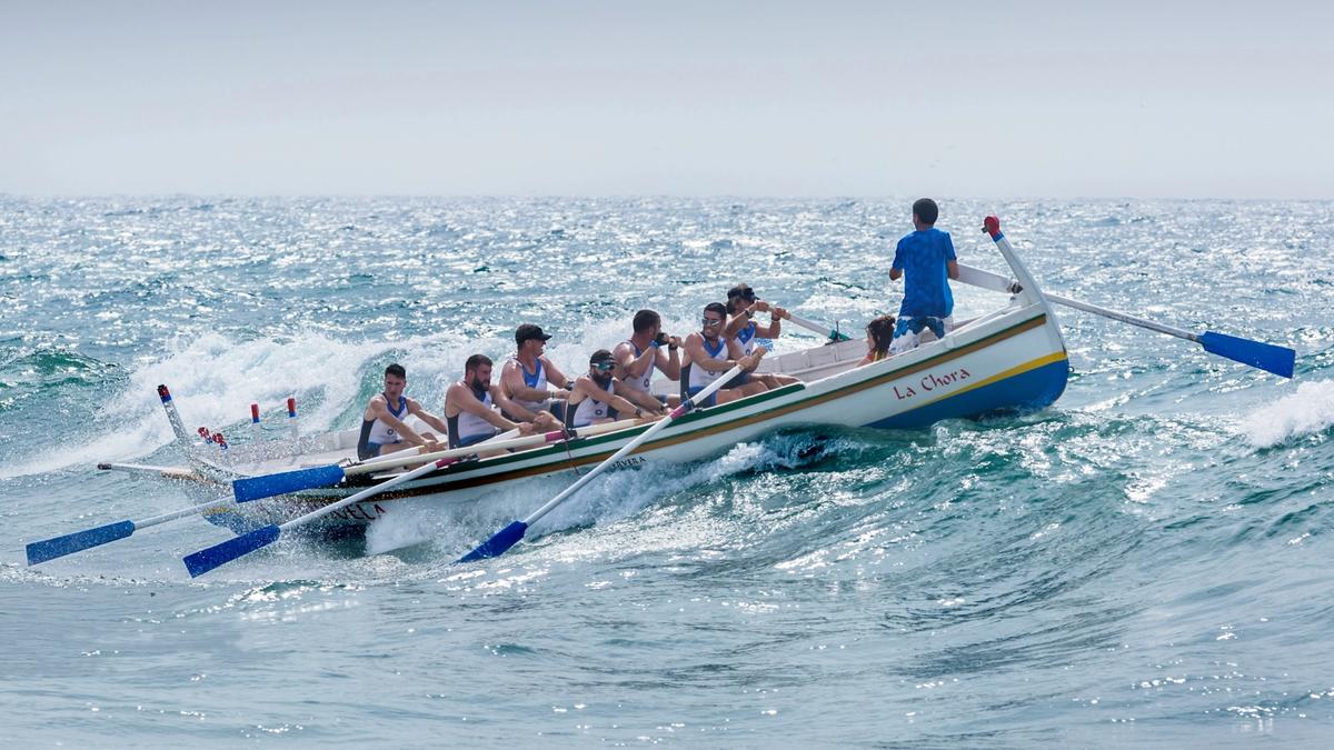 Ruderteam mit stehendem Steuermann in einem Holzboot auf bewegter See als Sinnbild für das Thema B2B-Software-Vertrieb skalieren
