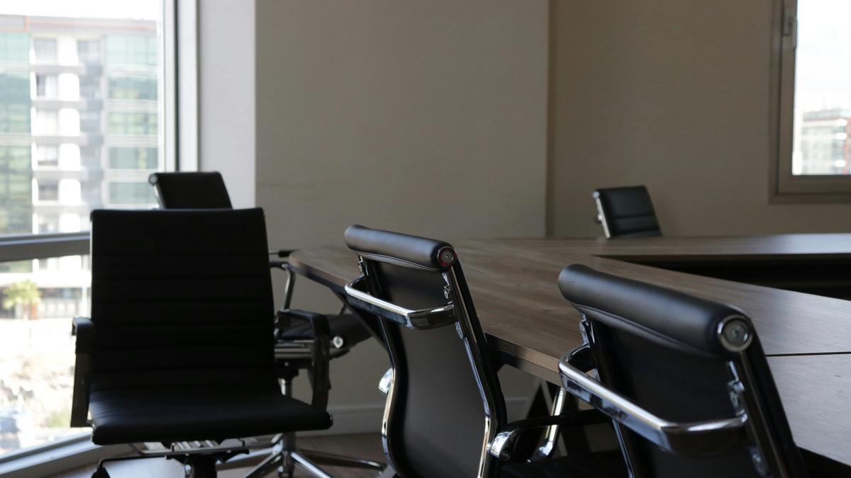 Leere Bürostühle an einem Konferenztisch als Bild dafür, wie SaaS-Preismodelle den Anker am Arbeitsplatz verlieren
