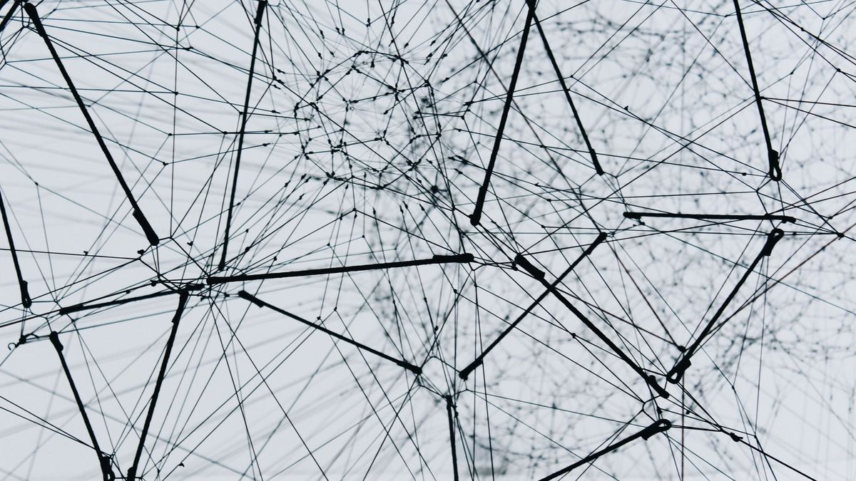Abstract black-and-white 3D wire network with interconnected nodes, representing knowledge graph architecture and multi-agent systems in AI compliance