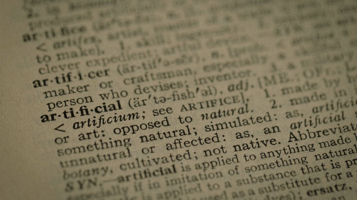 KI-Begriffe für Geschäftsführer, Wörterbucheintrag artificial als Symbol für die Sprache der künstlichen Intelligenz