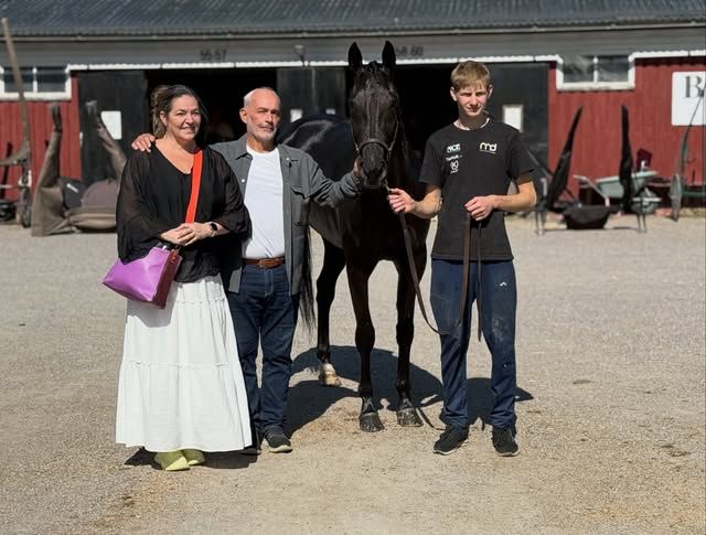 De blev en dubbel på Sundbyholmstravet i torsdags 🥇🥇. Soot Blaze tog sin första seger i karriären🥇⭐️ Glada ägare på plats! Skötare Arnold 👏 Jula Donatella tog även hon sin första seger i karriären på Sundbyholmstravet 🥇⭐️ Skötare Samantha 👏
