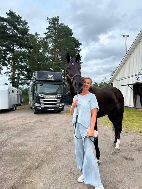 Stallets hedershäst, Parveny, 2:a i Gulddivisionen på Bollnästravet 🥈⭐️ Karin (en av ägarna) som är hans ständiga följeslagare var såklart på plats 💛 sköter om Parveny gör Victor 👏