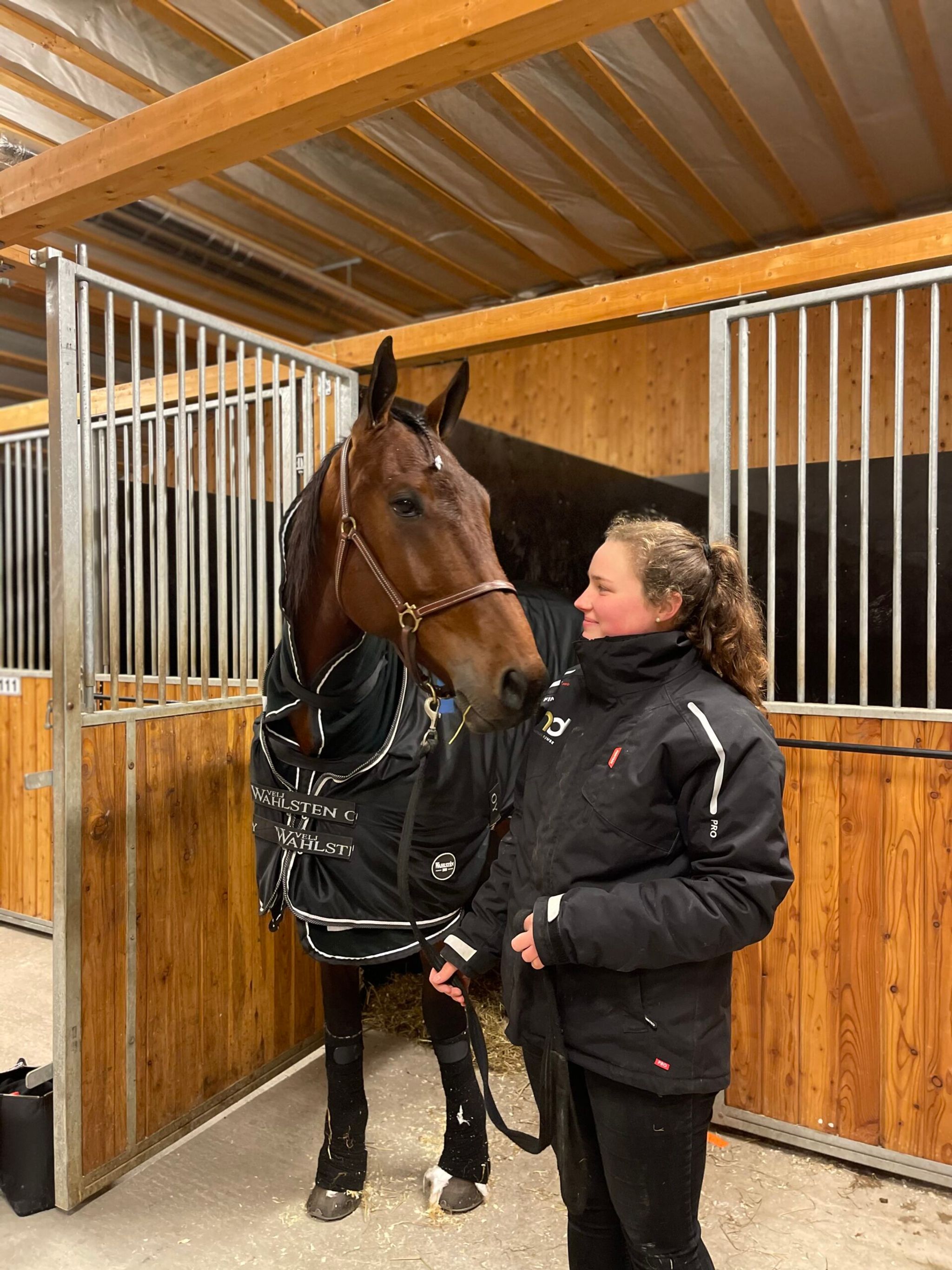 0E06FC93-72D5-4F9F-9A26-29B52F0A18F3